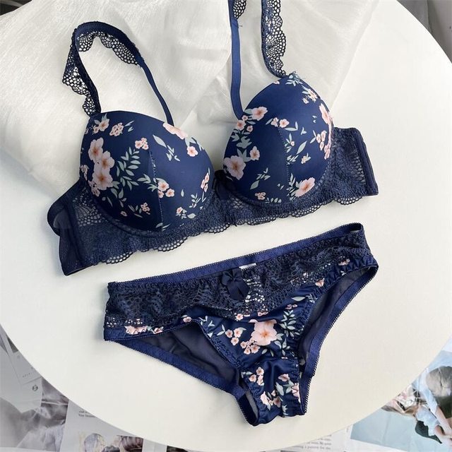 Stylish Floral Design Padded Push-Up Lingerie Set